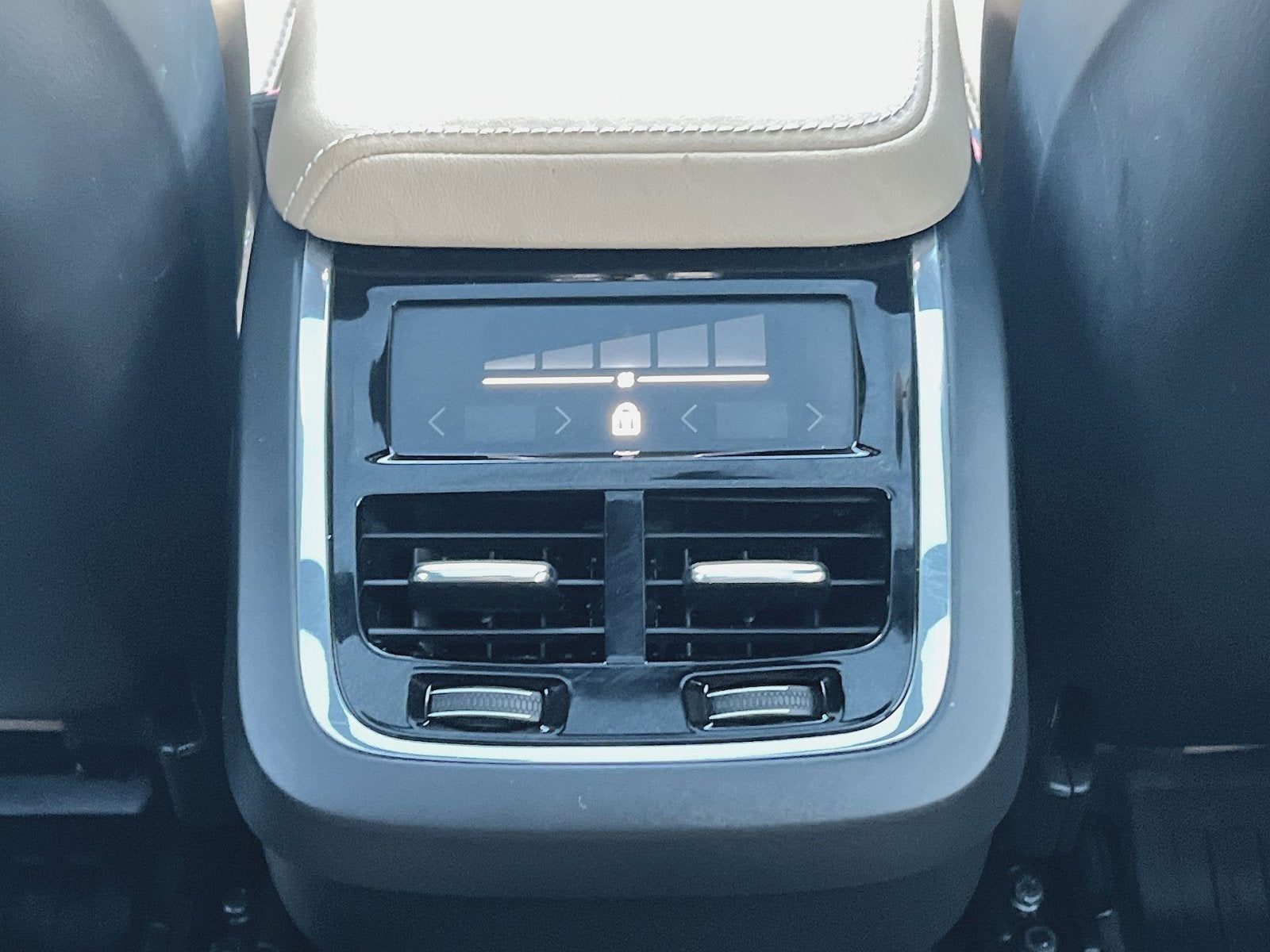 2024 Volvo XC60 B5 Ultimate Dark Theme