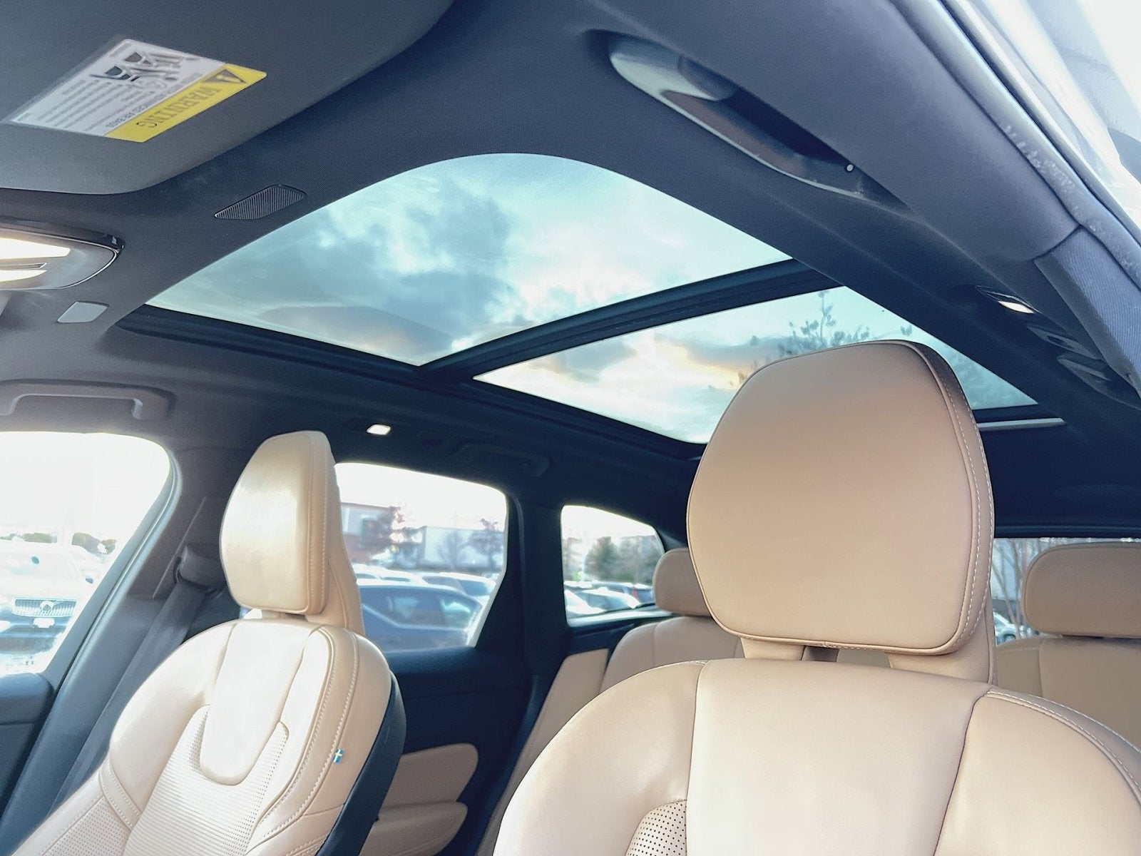 2024 Volvo XC60 B5 Ultimate Dark Theme