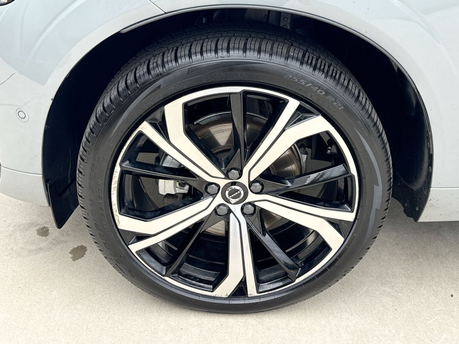 2024 Volvo XC60 B5 Ultimate Dark Theme
