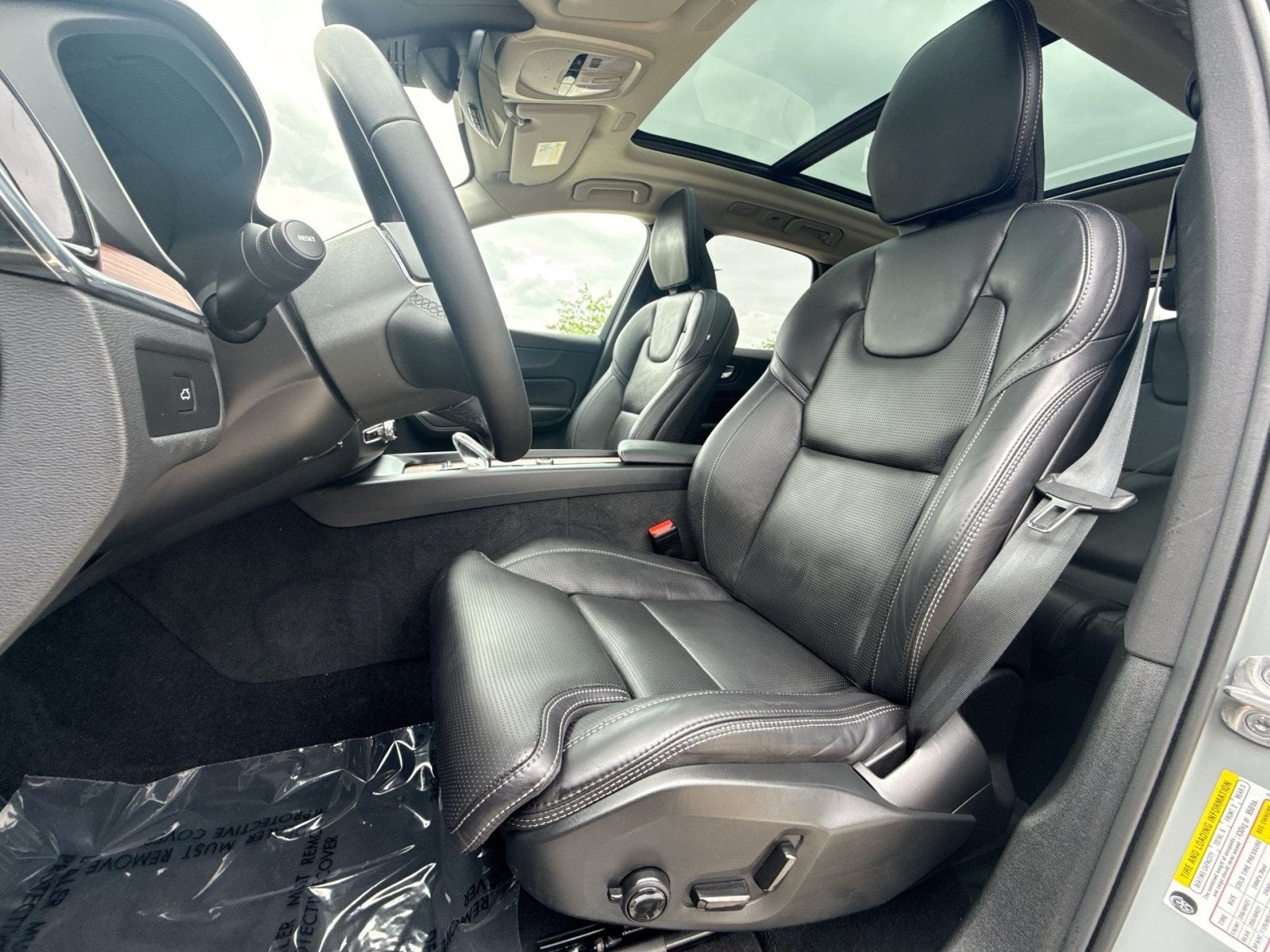 2024 Volvo XC60 B5 Ultimate Dark Theme
