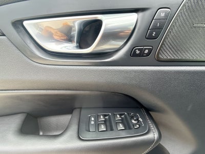 2024 Volvo XC60 B5 Ultimate Dark Theme