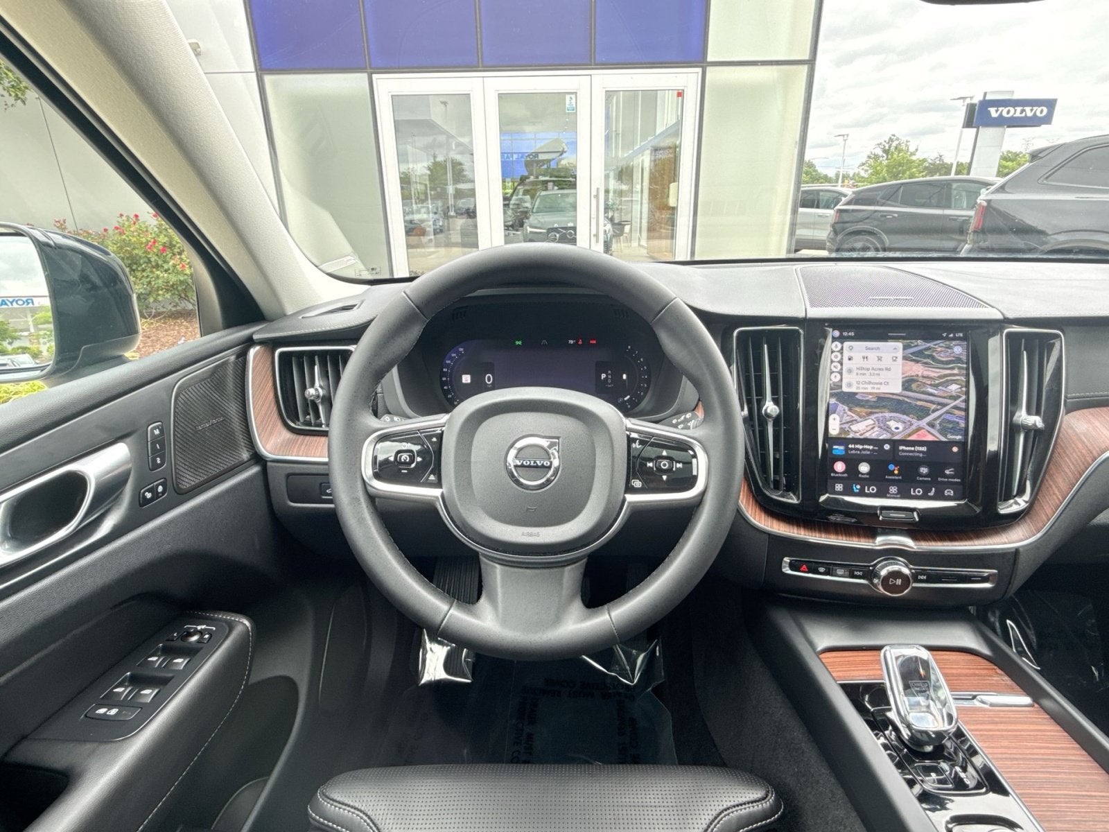 2024 Volvo XC60 B5 Ultimate Dark Theme