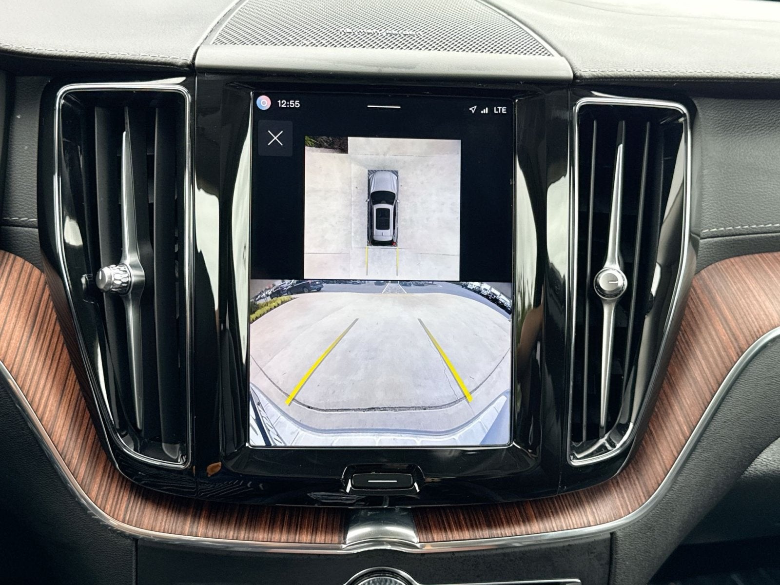 2024 Volvo XC60 B5 Ultimate Dark Theme