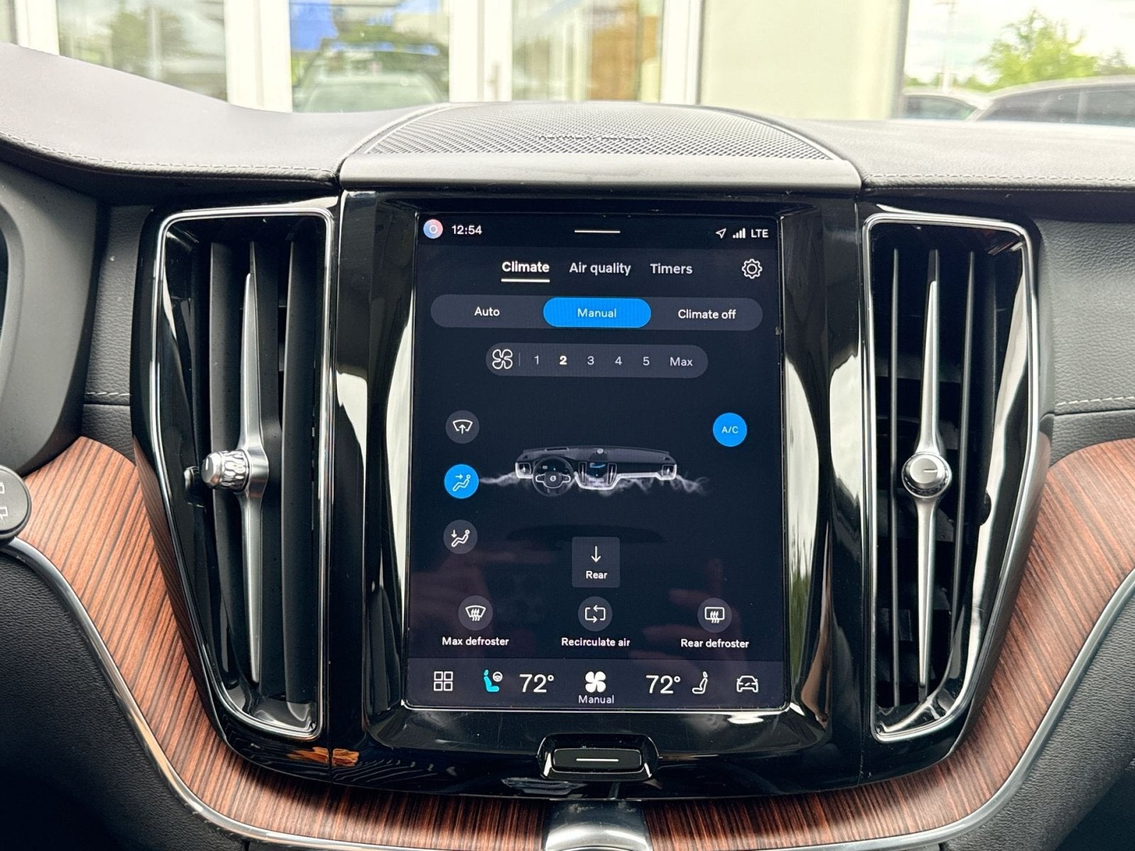 2024 Volvo XC60 B5 Ultimate Dark Theme