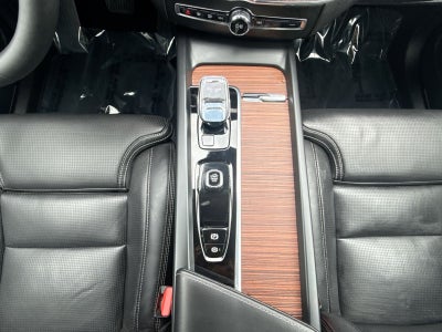 2024 Volvo XC60 B5 Ultimate Dark Theme