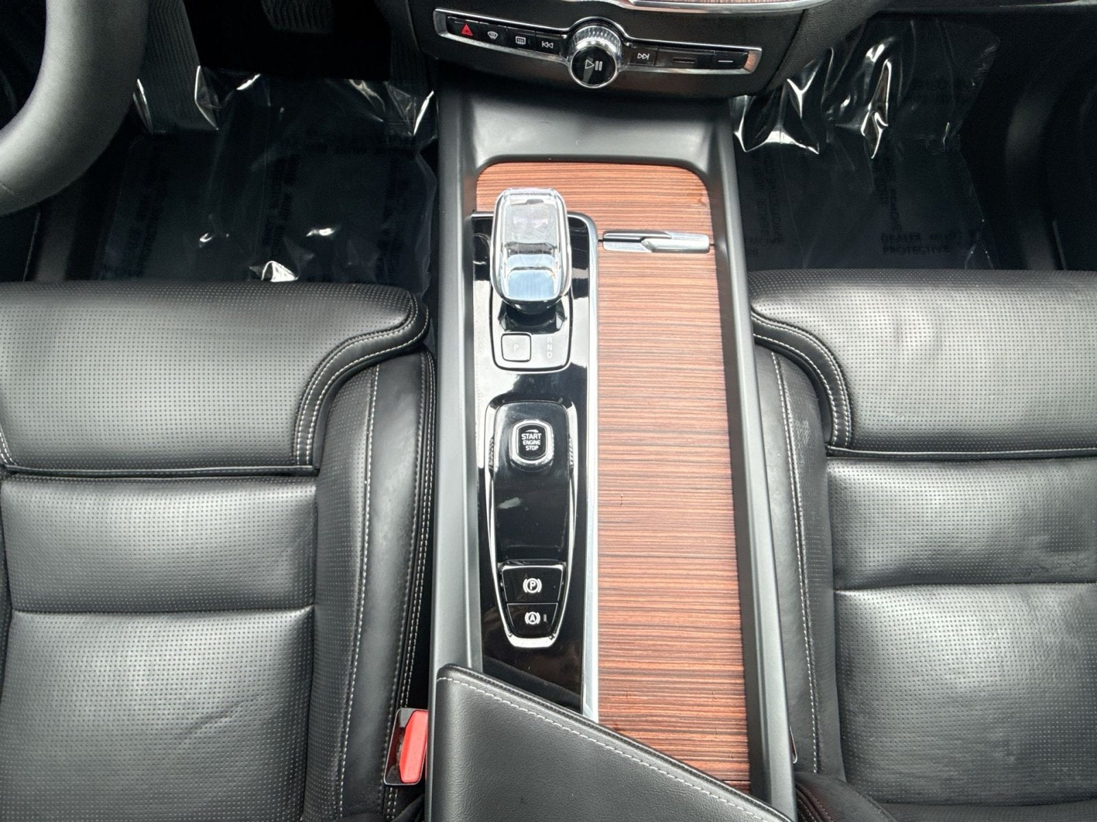 2024 Volvo XC60 B5 Ultimate Dark Theme