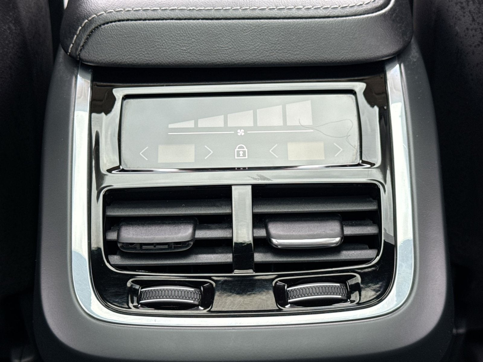 2024 Volvo XC60 B5 Ultimate Dark Theme