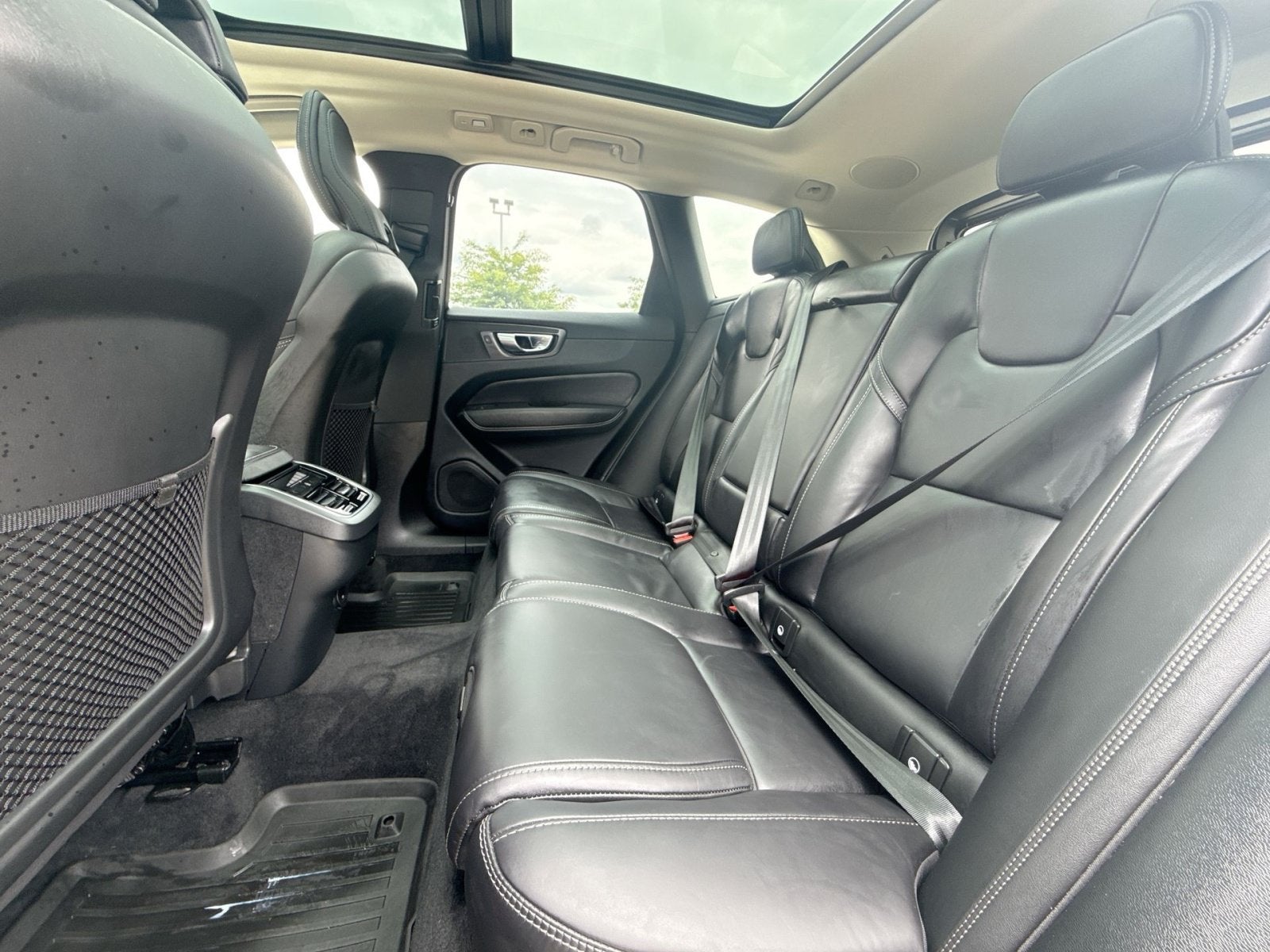 2024 Volvo XC60 B5 Ultimate Dark Theme