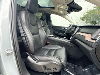 2024 Volvo XC60 B5 Ultimate Dark Theme