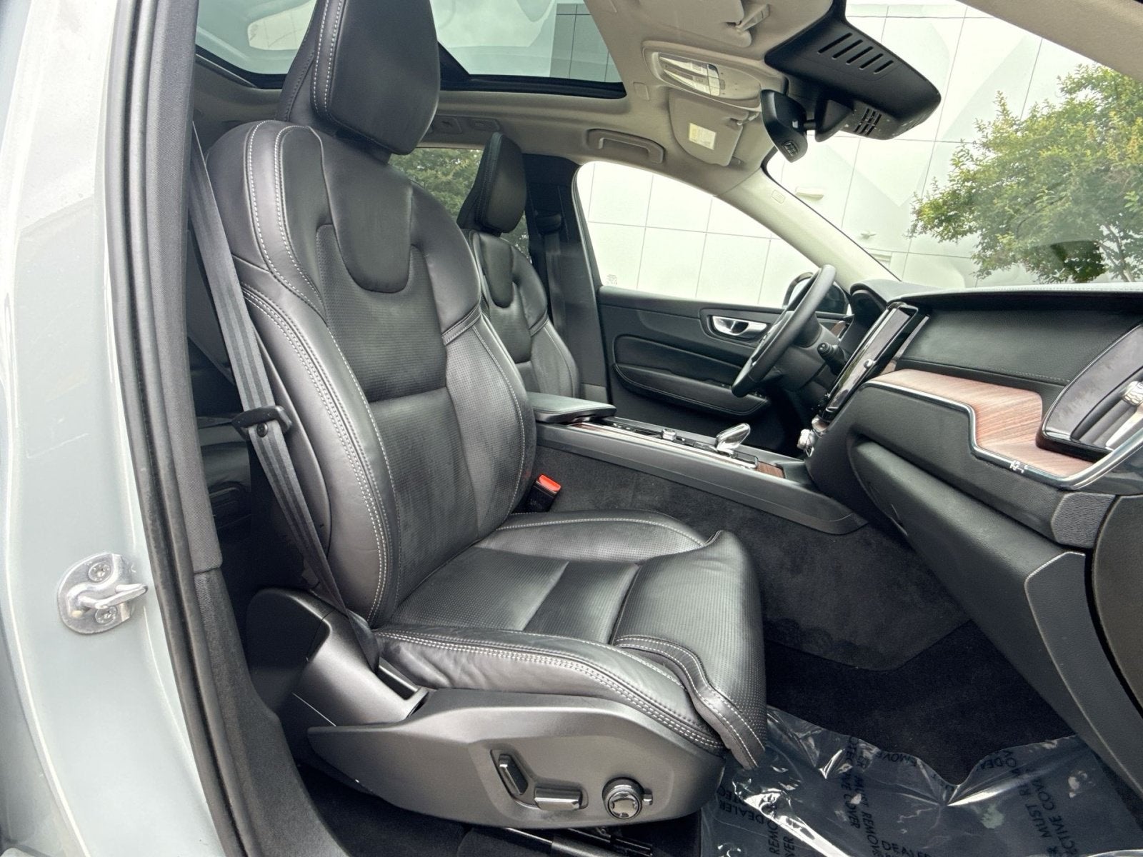 2024 Volvo XC60 B5 Ultimate Dark Theme