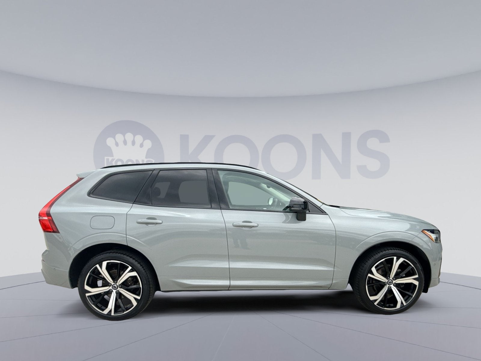2024 Volvo XC60 B5 Ultimate Dark Theme