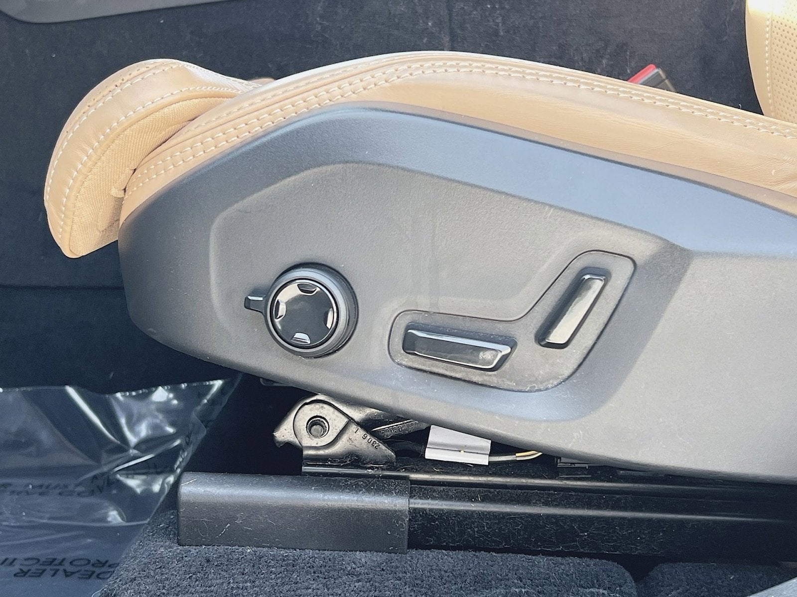 2024 Volvo XC60 B5 Ultimate Dark Theme