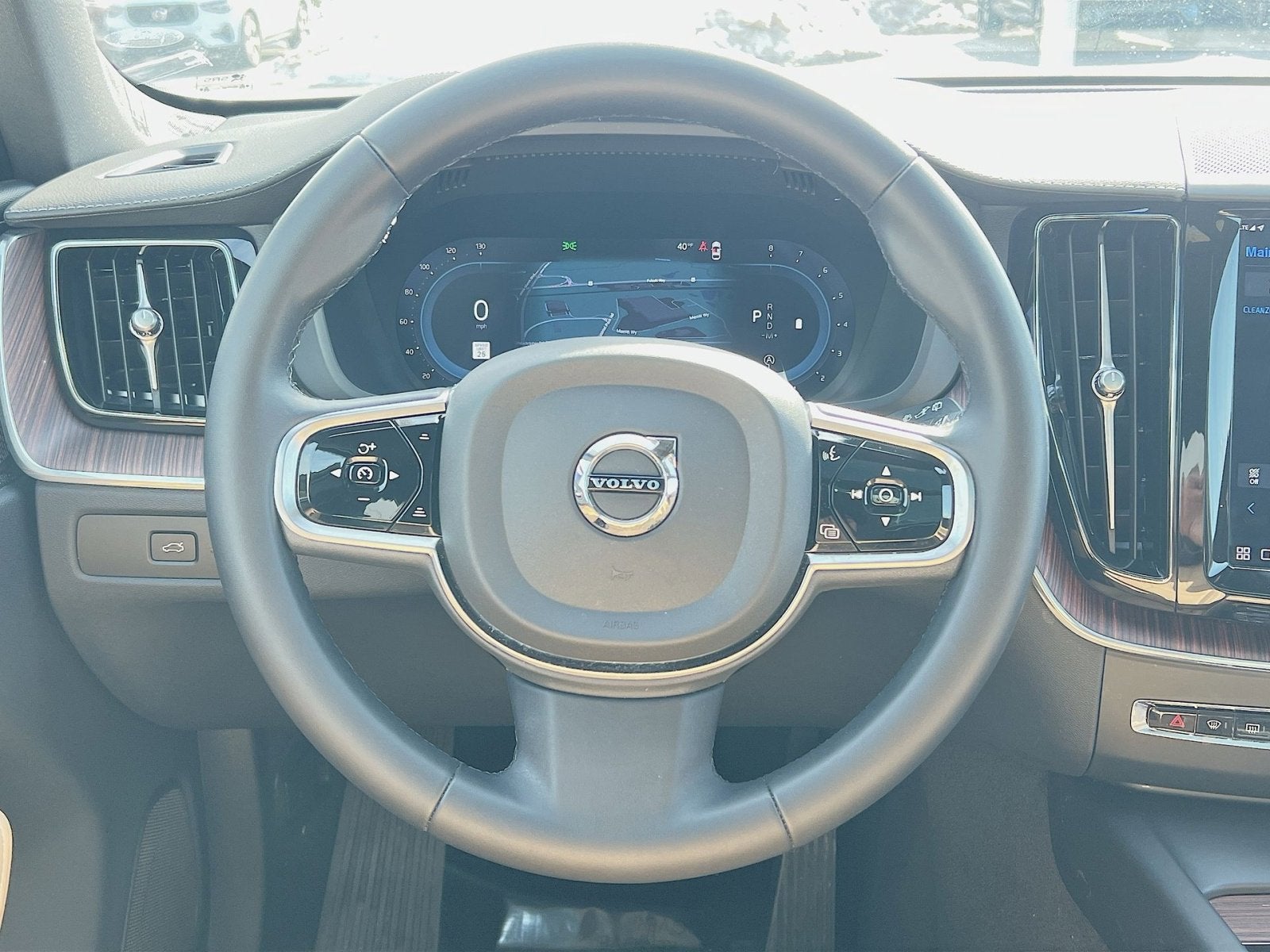 2024 Volvo XC60 B5 Ultimate Dark Theme