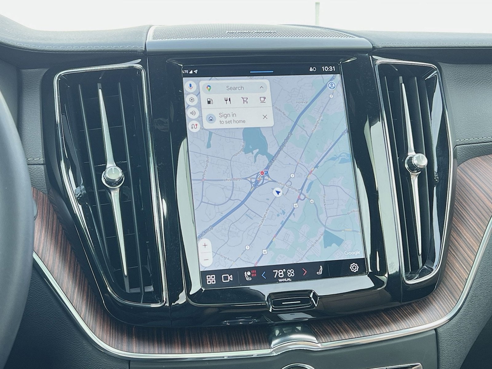 2024 Volvo XC60 B5 Ultimate Dark Theme