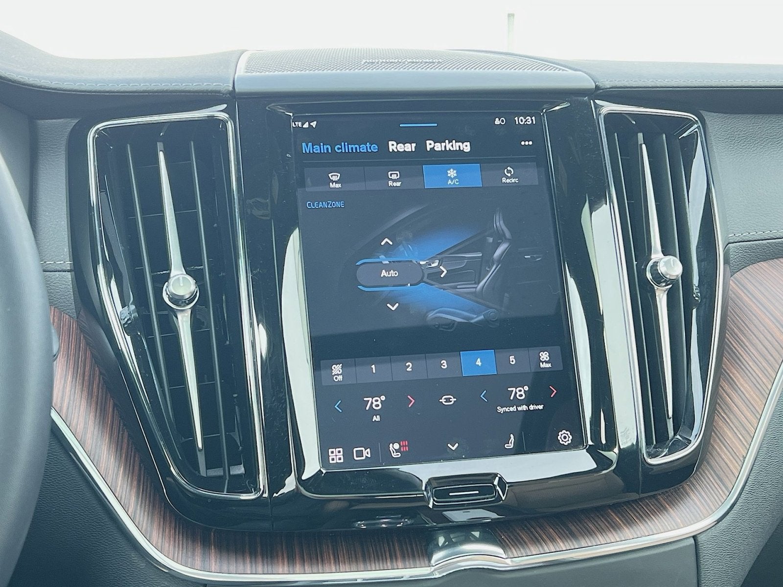 2024 Volvo XC60 B5 Ultimate Dark Theme