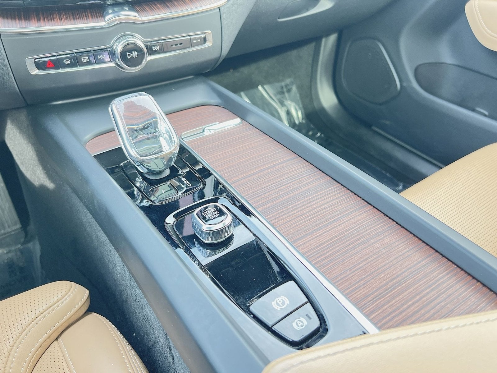 2024 Volvo XC60 B5 Ultimate Dark Theme