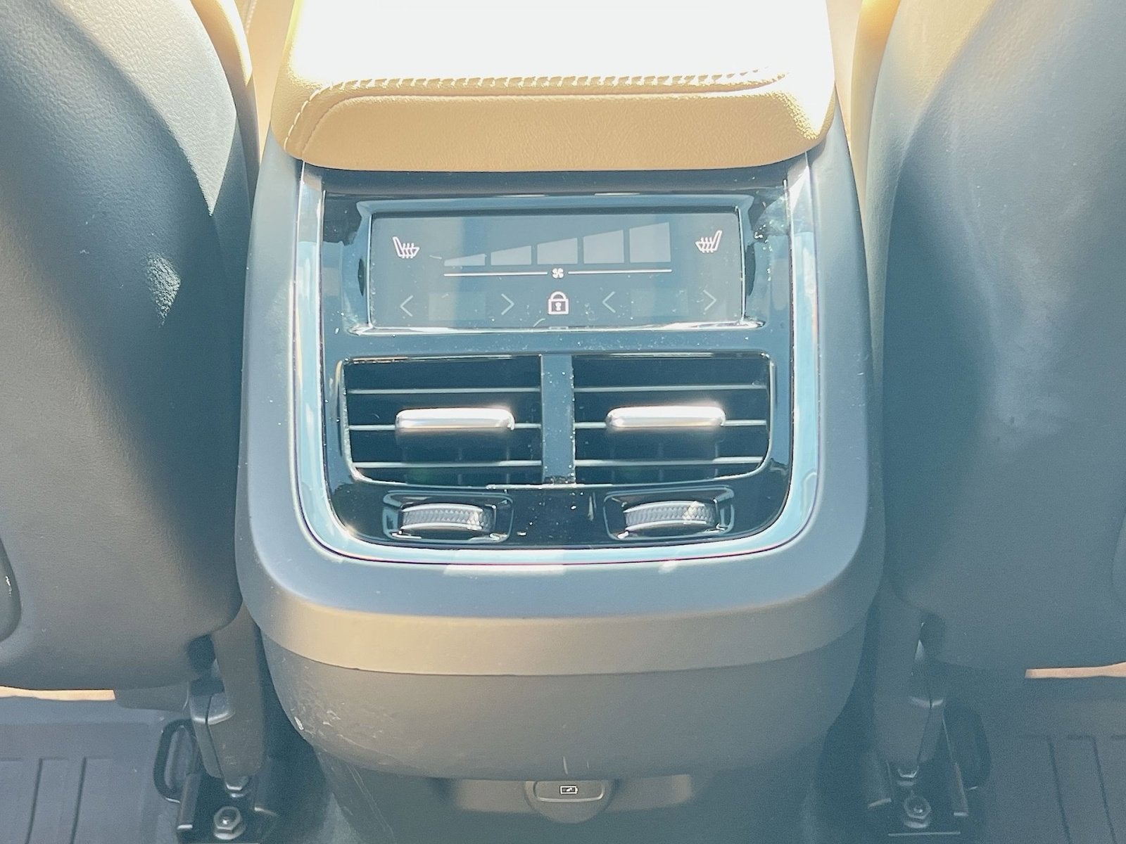 2024 Volvo XC60 B5 Ultimate Dark Theme