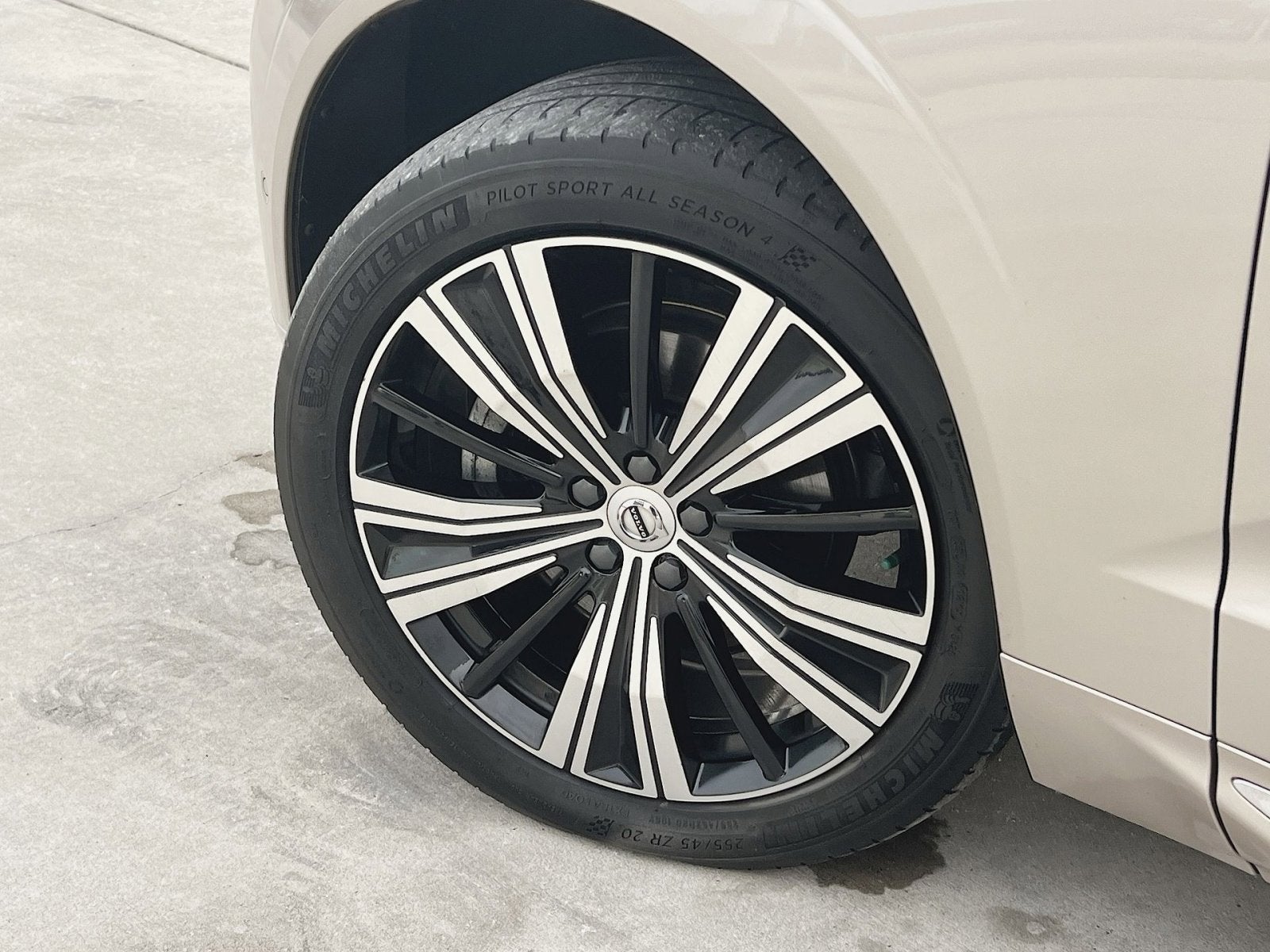 2023 Volvo XC60 B5 Plus Bright Theme