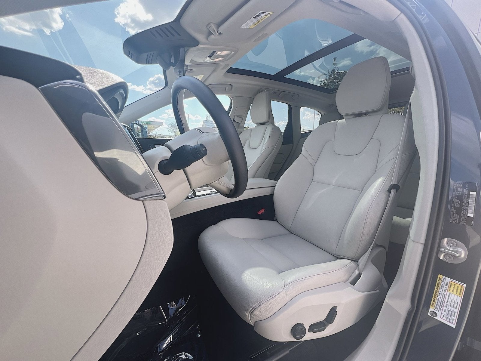 2023 Volvo XC60 B5 Plus Bright Theme
