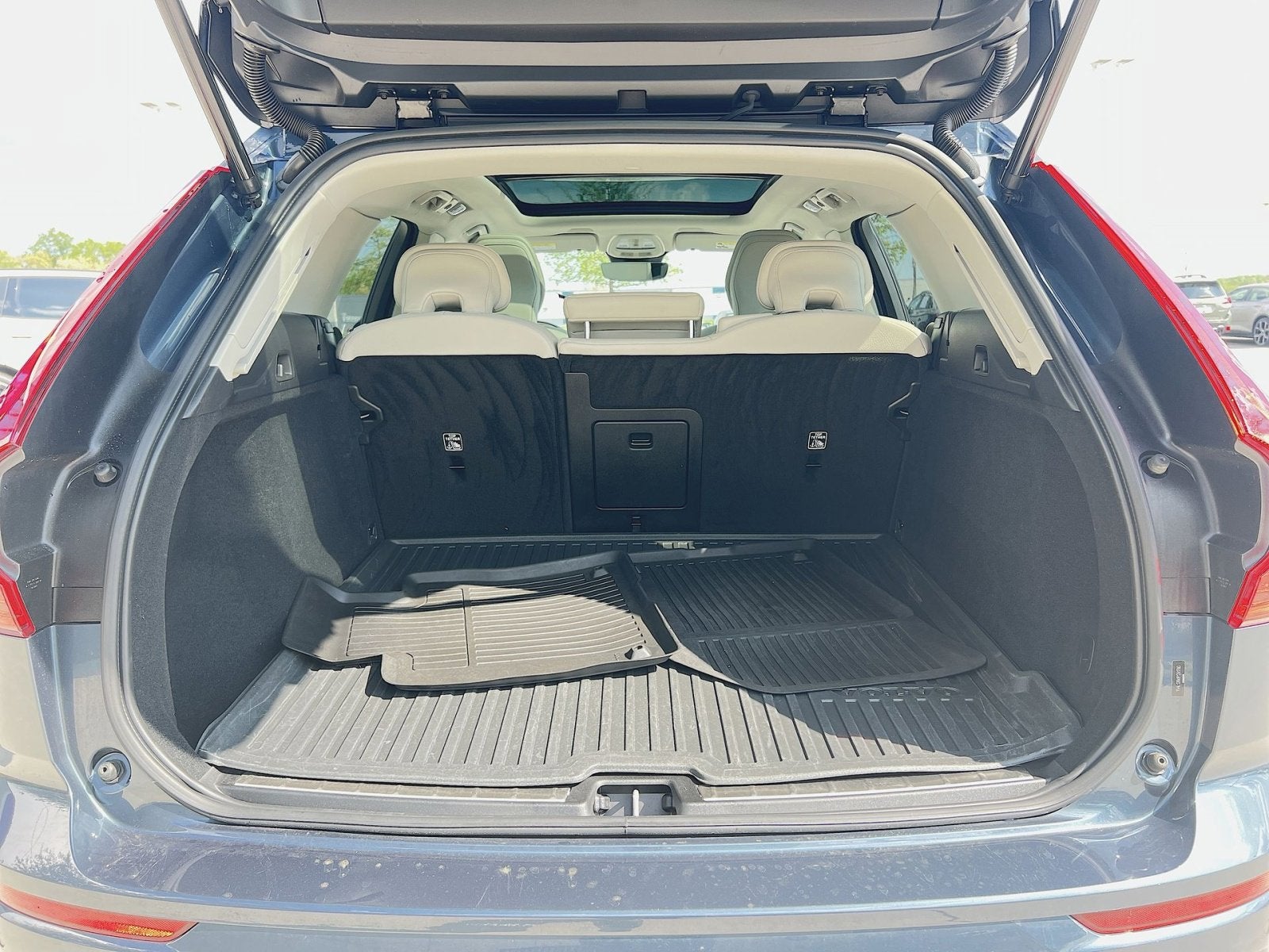 2023 Volvo XC60 B5 Plus Bright Theme