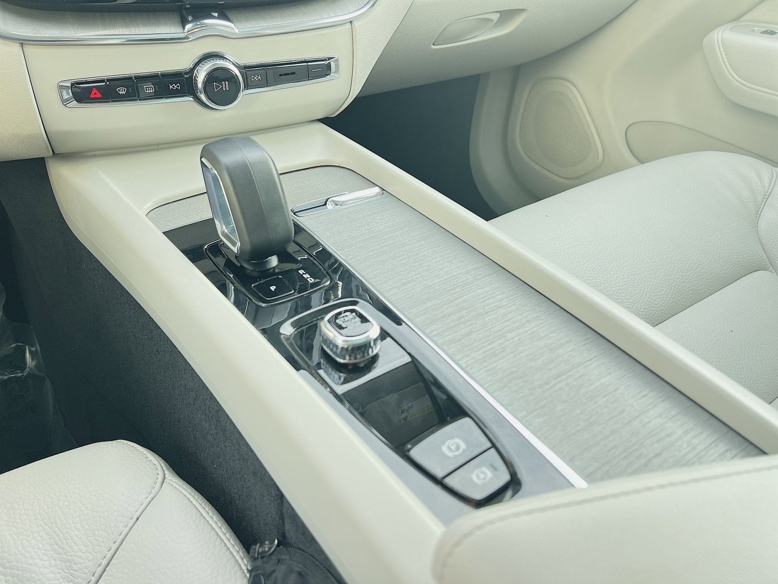 2023 Volvo XC60 B5 Plus Bright Theme