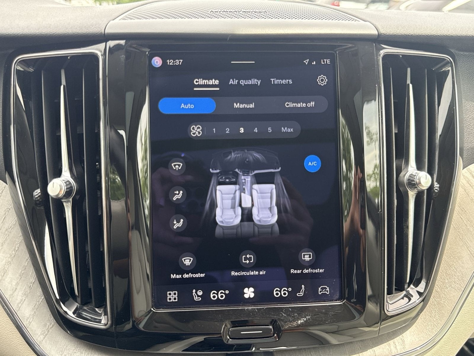 2023 Volvo XC60 B5 Plus Bright Theme