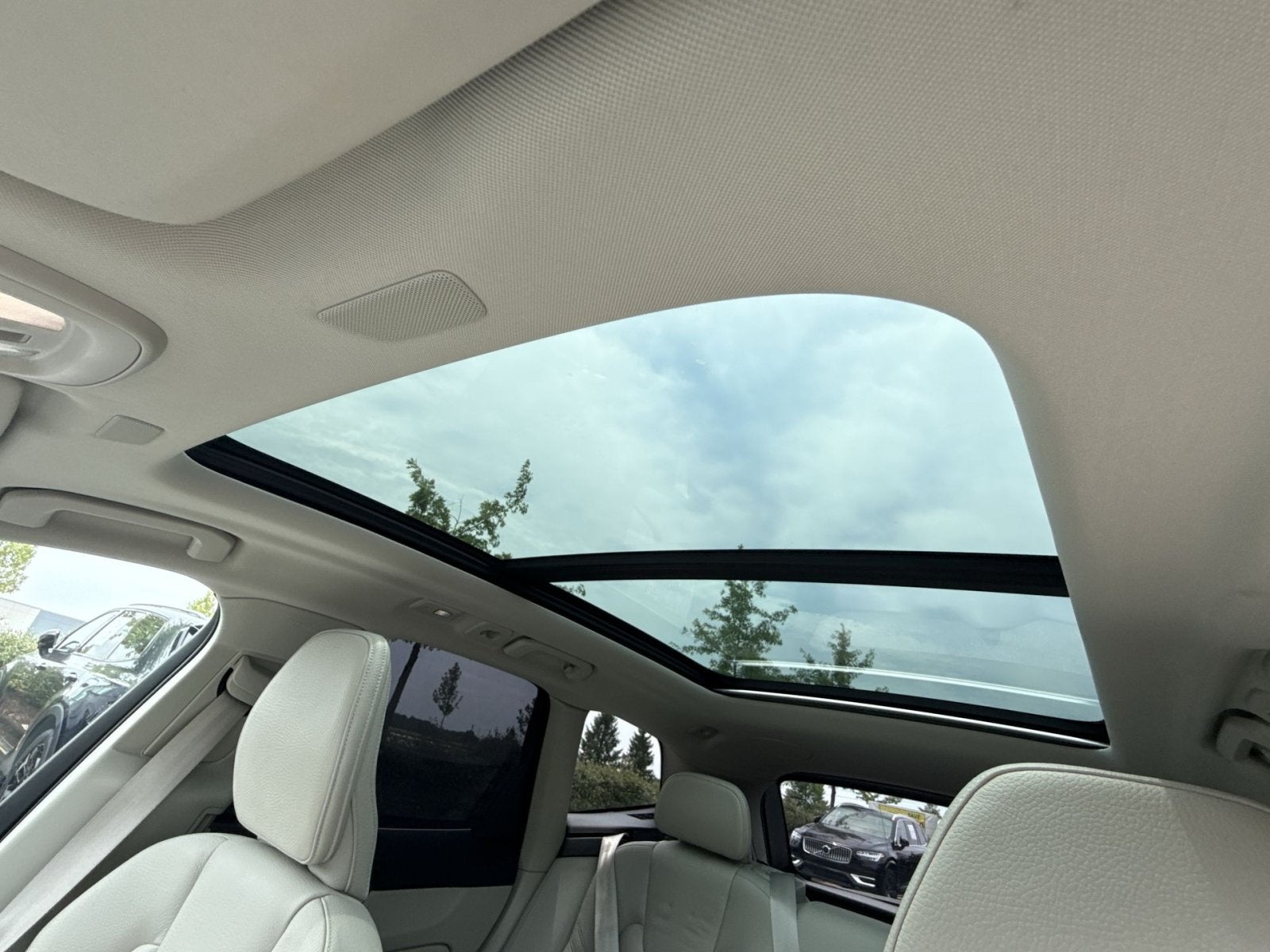 2023 Volvo XC60 B5 Plus Bright Theme
