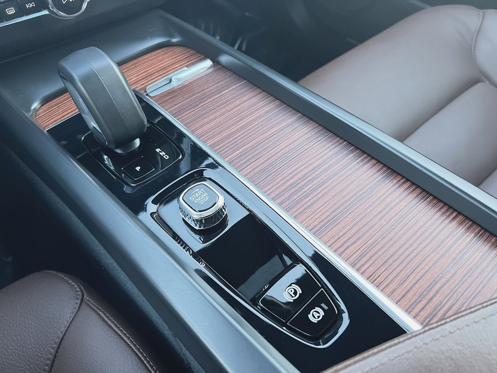 2023 Volvo XC60 B5 Plus Bright Theme