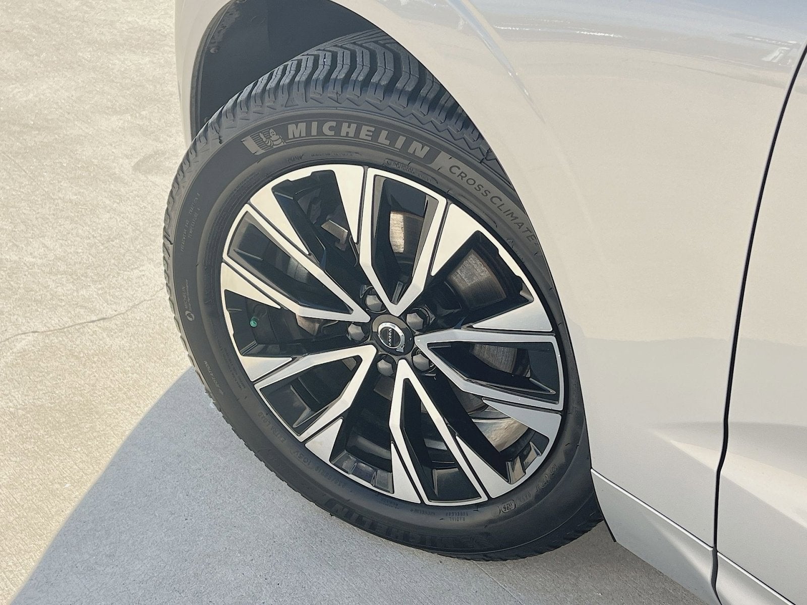 2023 Volvo XC60 B5 Plus Dark Theme