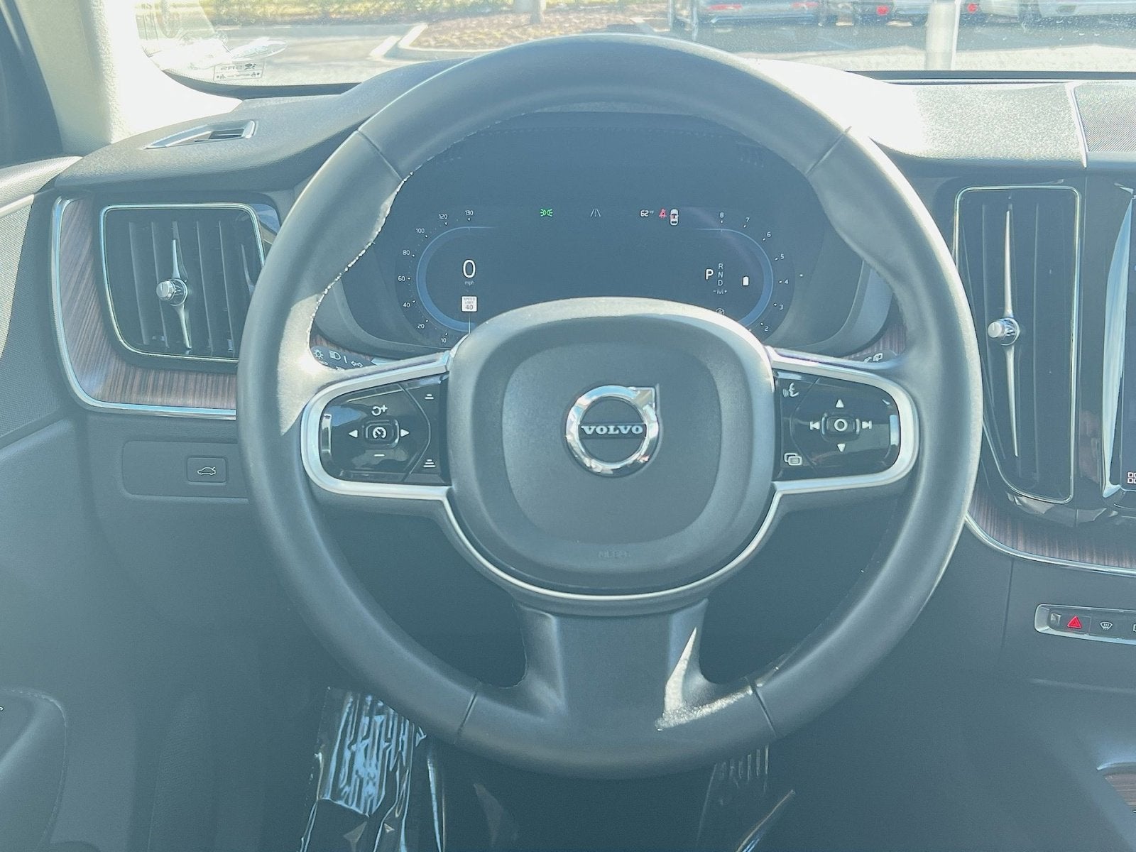 2023 Volvo XC60 B5 Plus Dark Theme