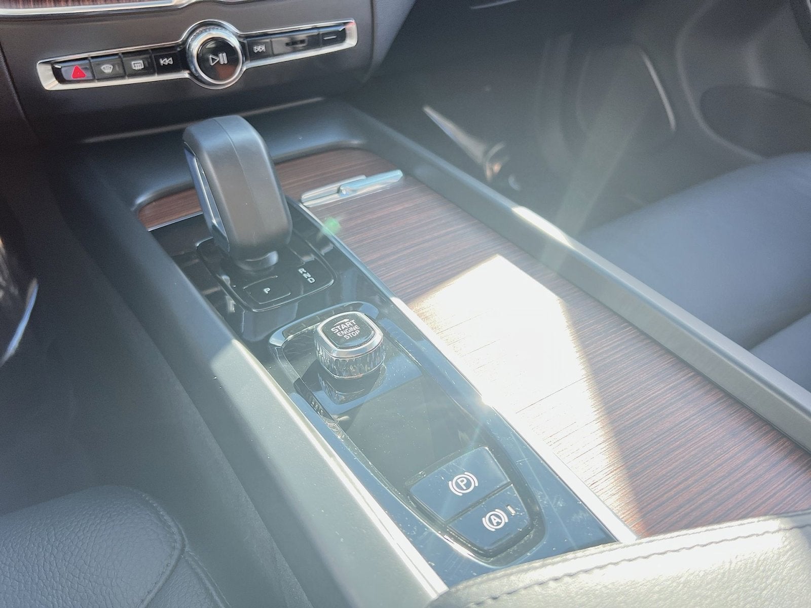 2023 Volvo XC60 B5 Plus Dark Theme