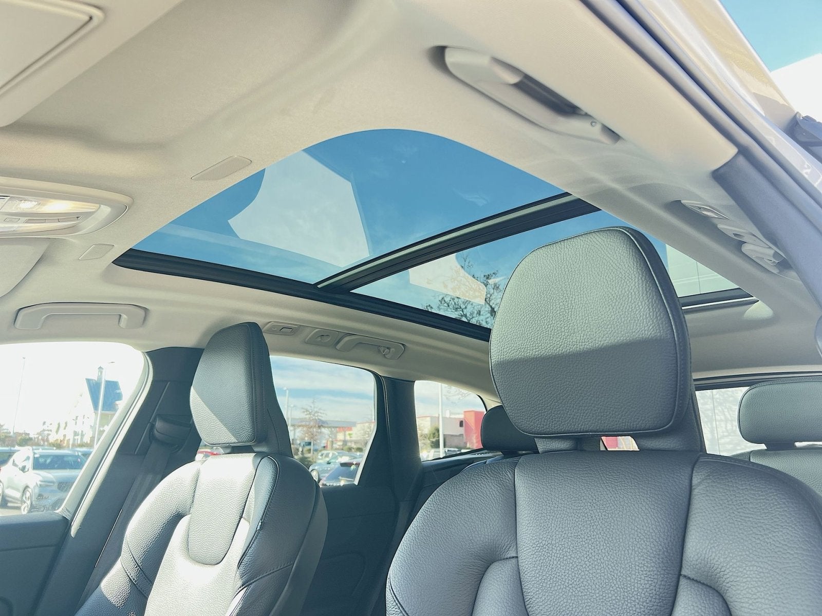 2023 Volvo XC60 B5 Plus Dark Theme