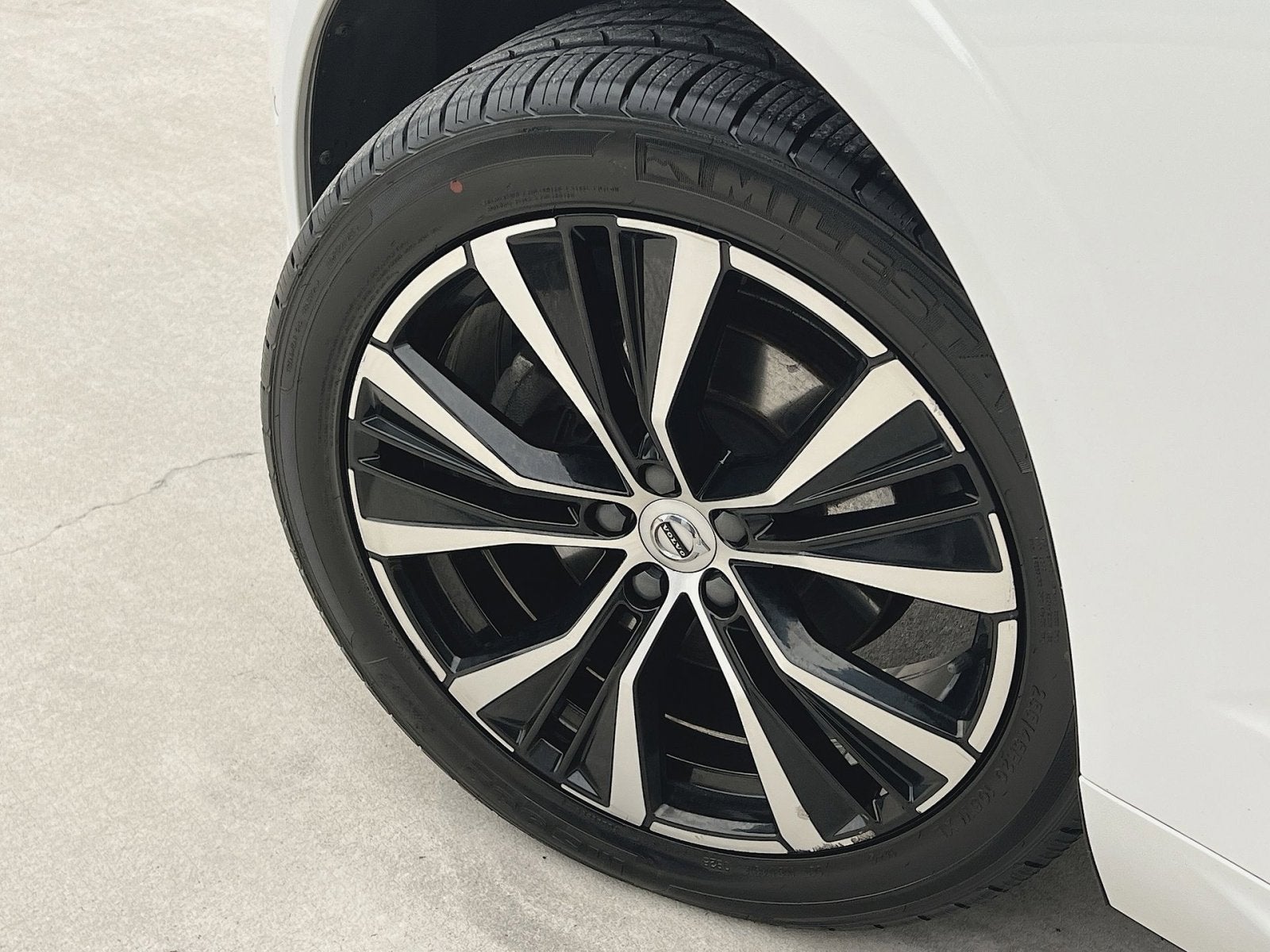 2023 Volvo XC60 B5 Plus Dark Theme