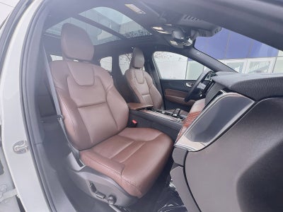 2023 Volvo XC60 B5 Plus Dark Theme