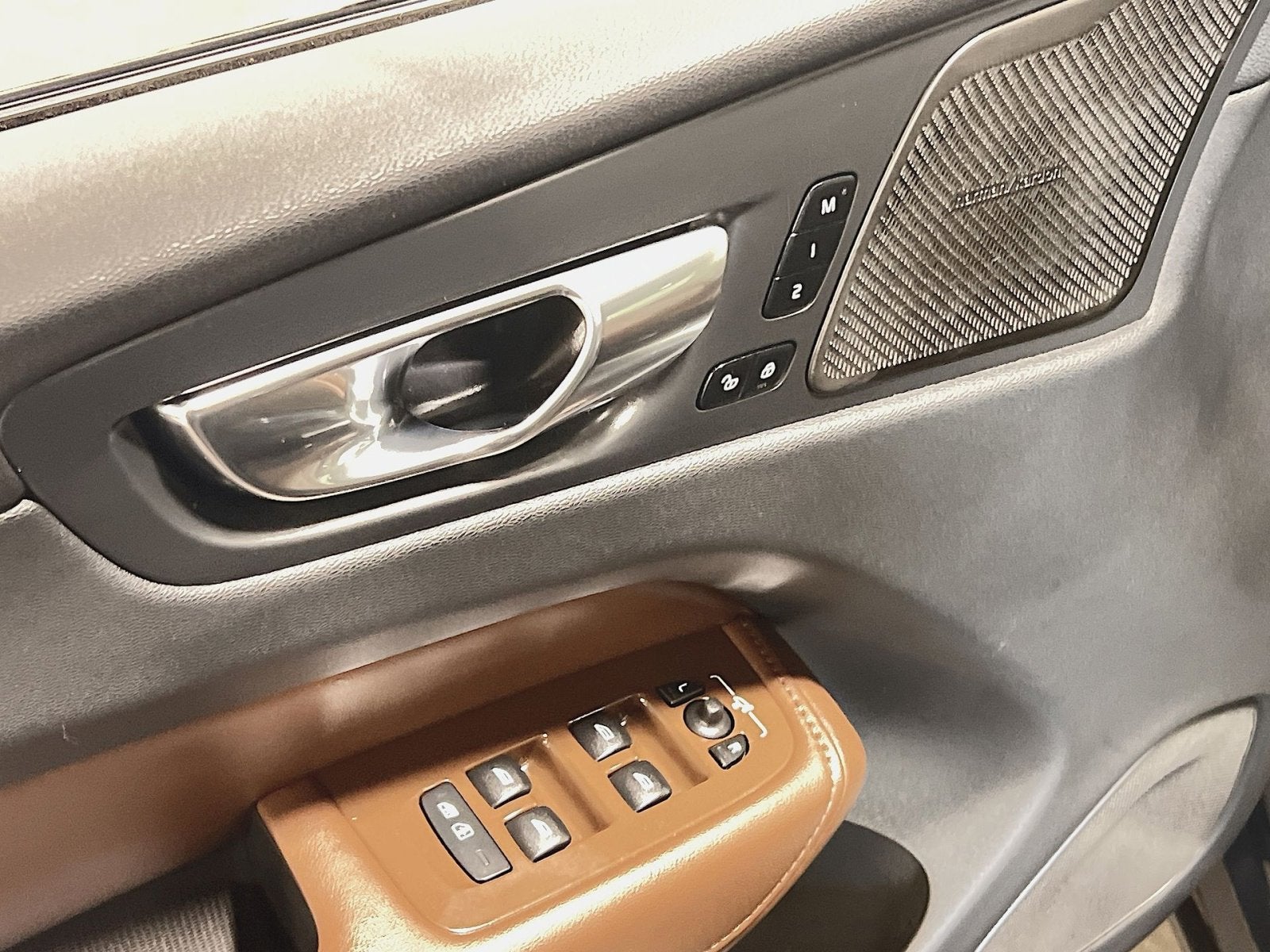 2023 Volvo XC60 B5 Plus Dark Theme