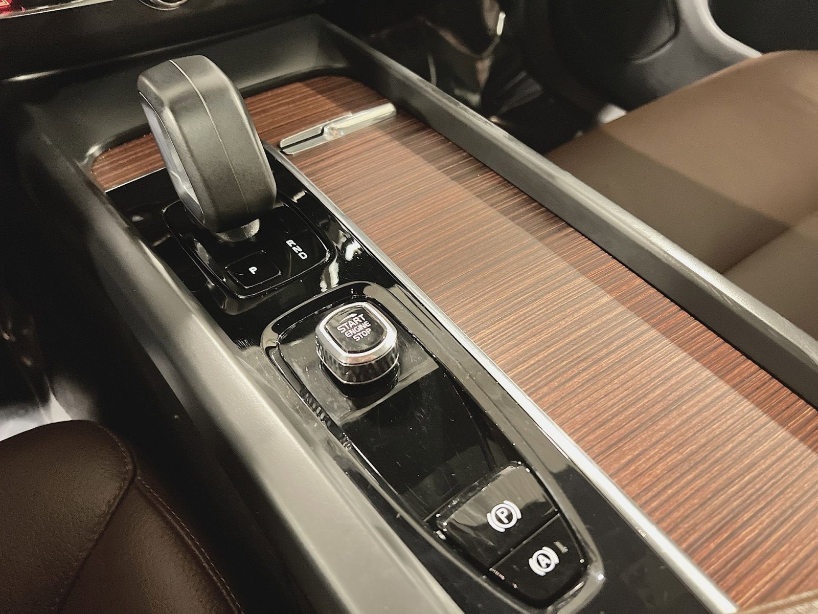 2023 Volvo XC60 B5 Plus Dark Theme