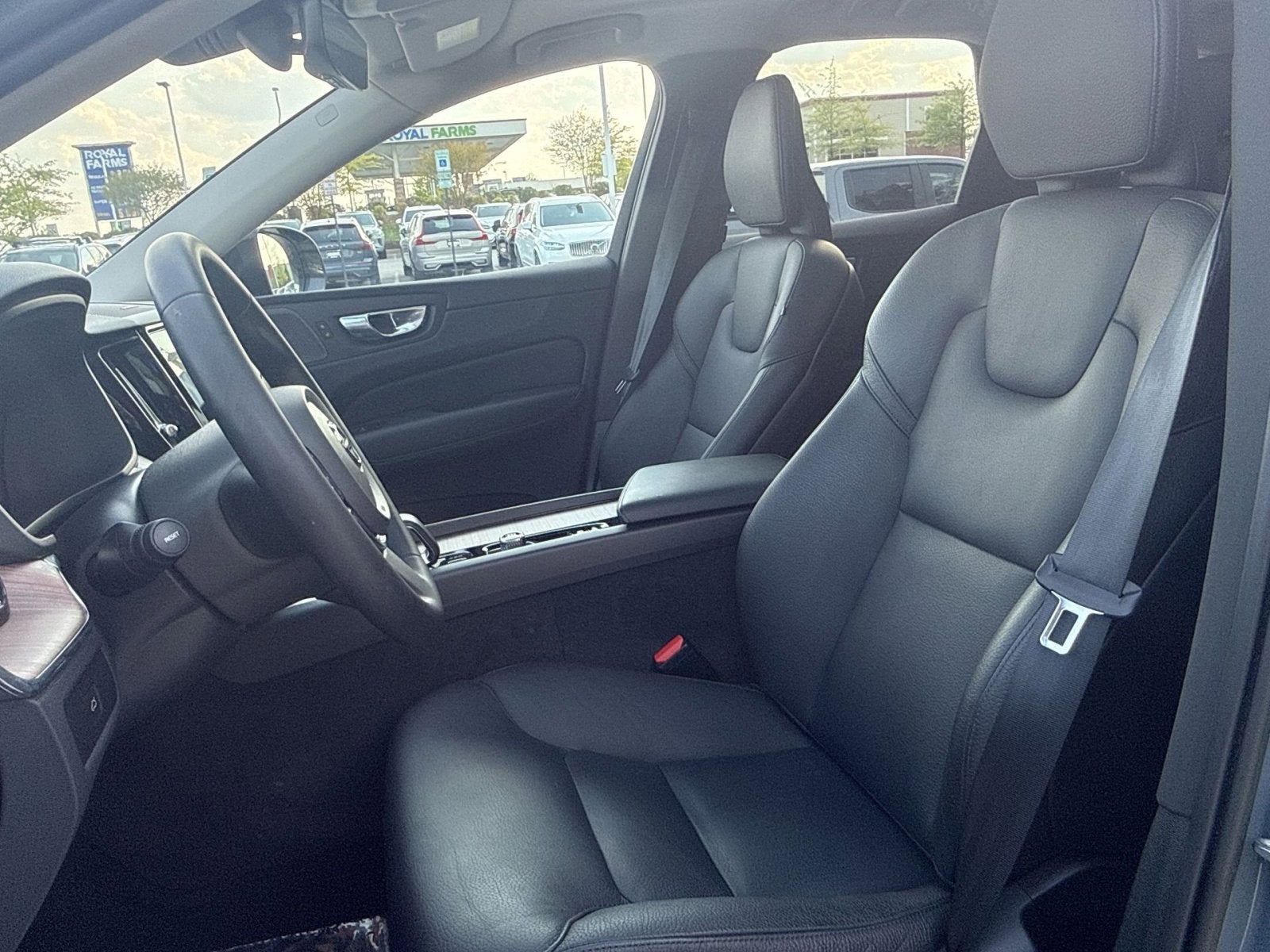 2023 Volvo XC60 B5 Plus Dark Theme