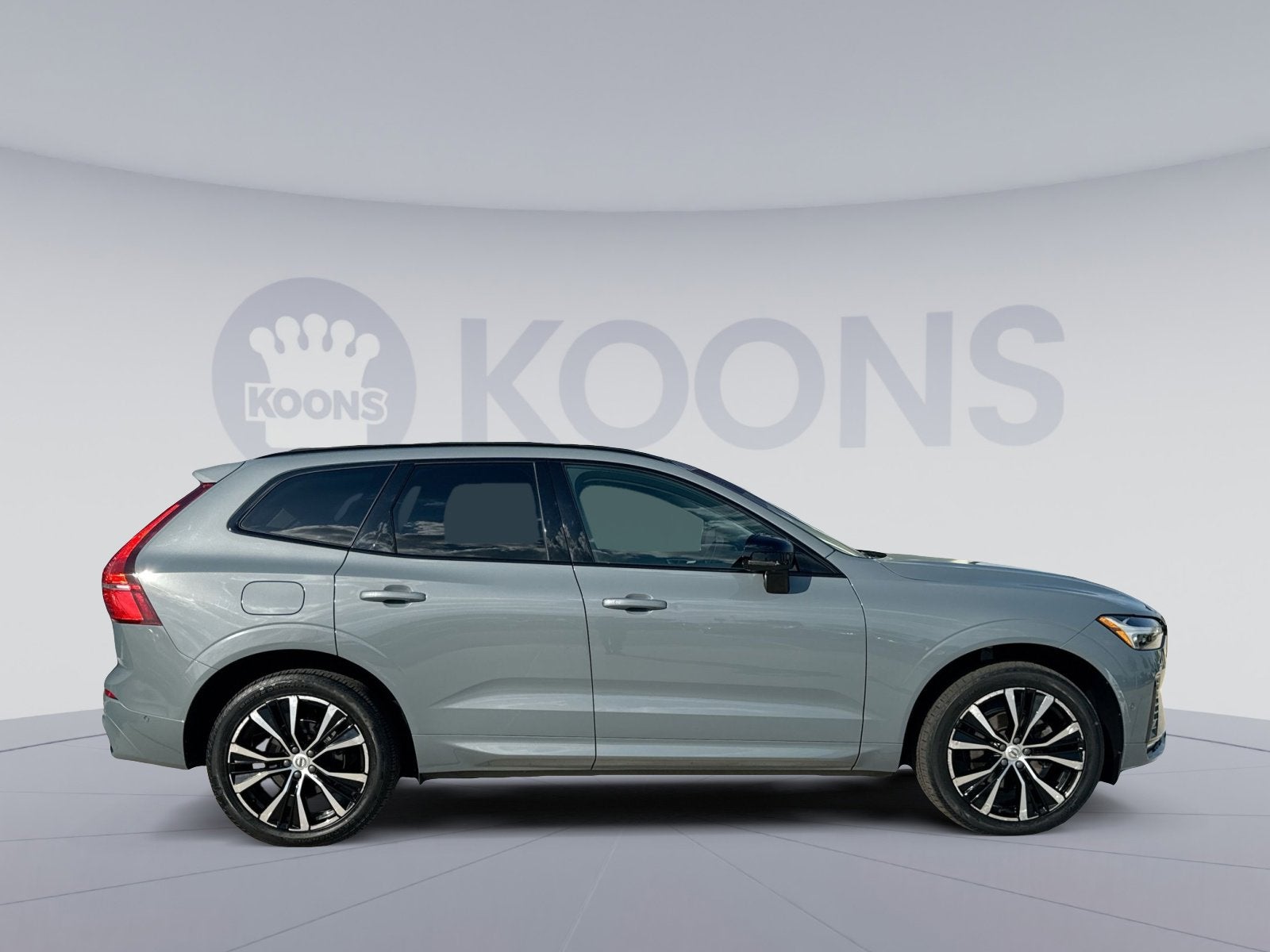 2023 Volvo XC60 B5 Plus Dark Theme
