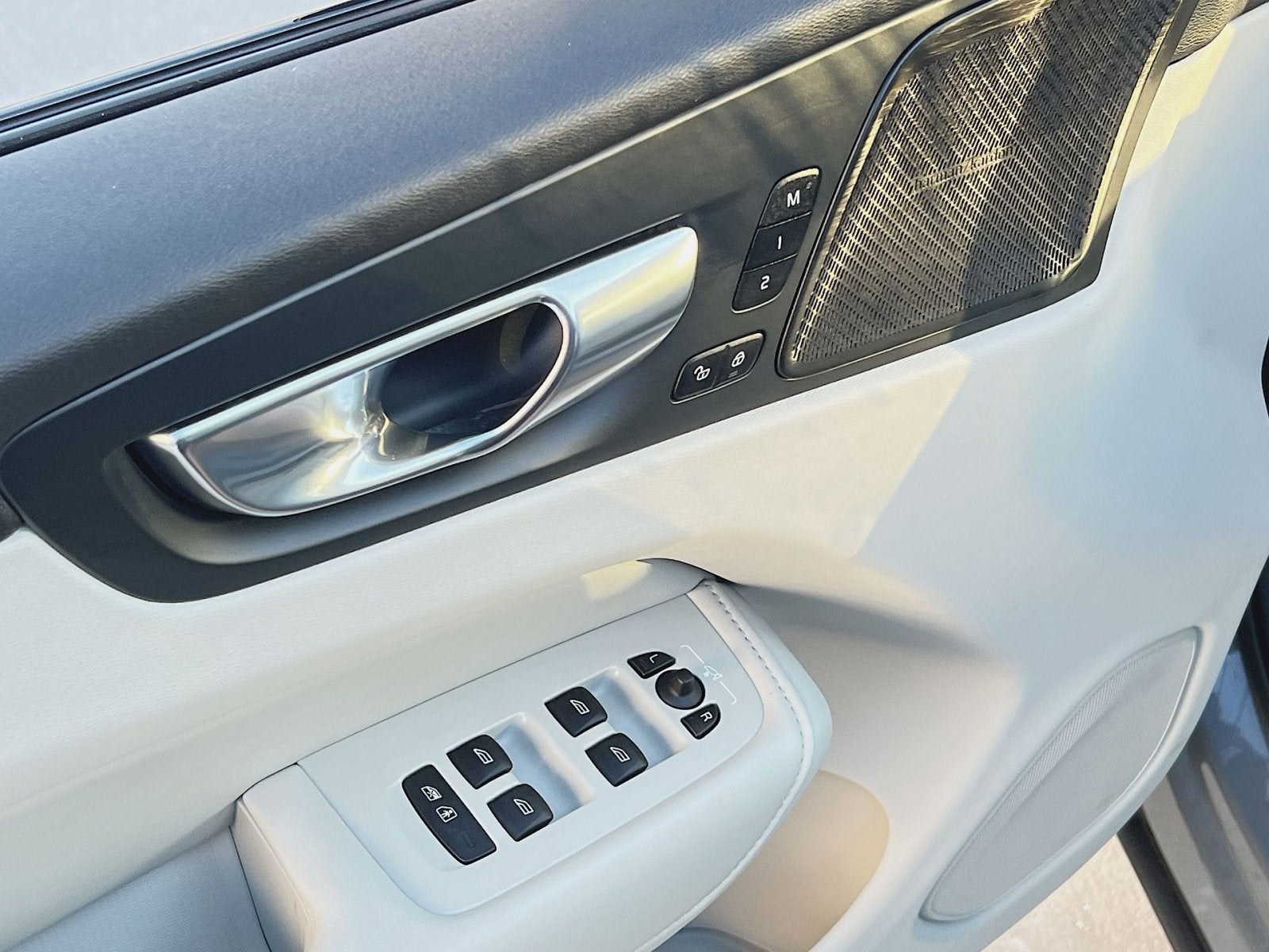 2023 Volvo XC60 B5 Plus Dark Theme