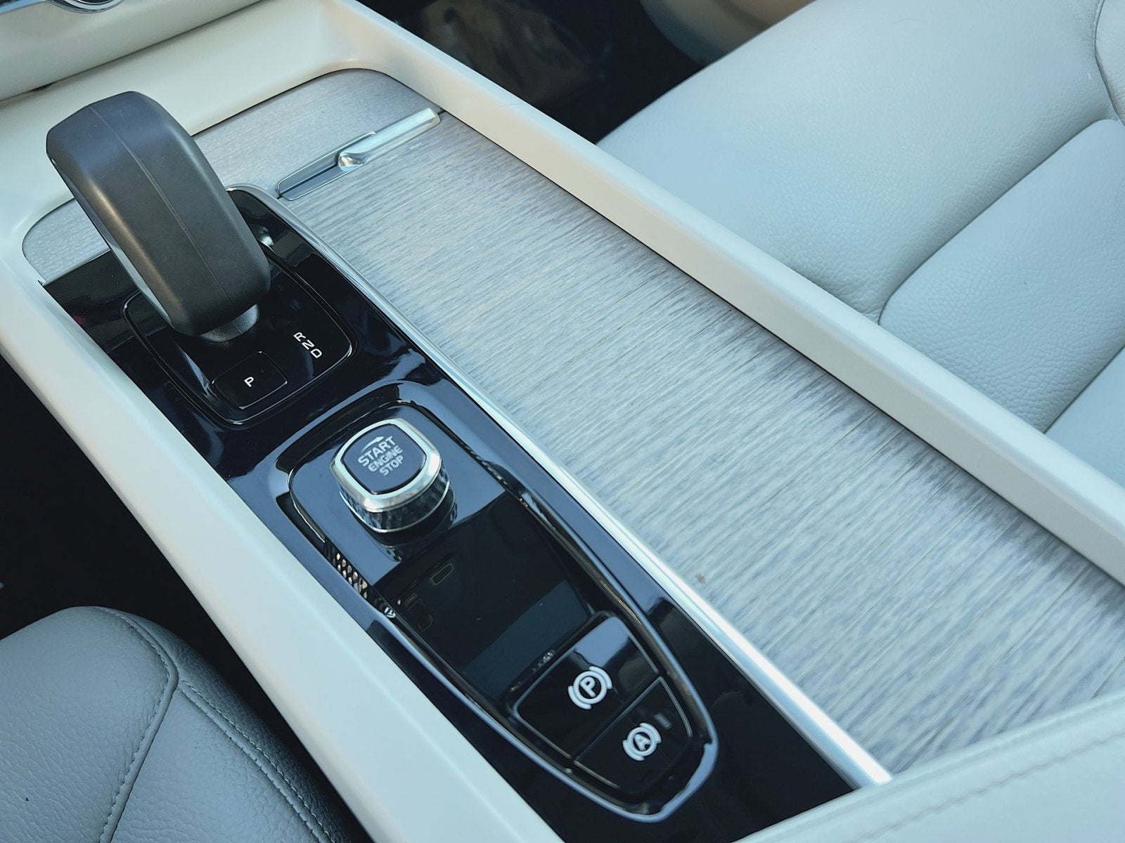 2023 Volvo XC60 B5 Plus Dark Theme