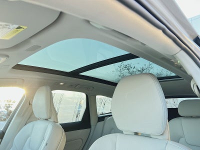 2023 Volvo XC60 B5 Plus Dark Theme