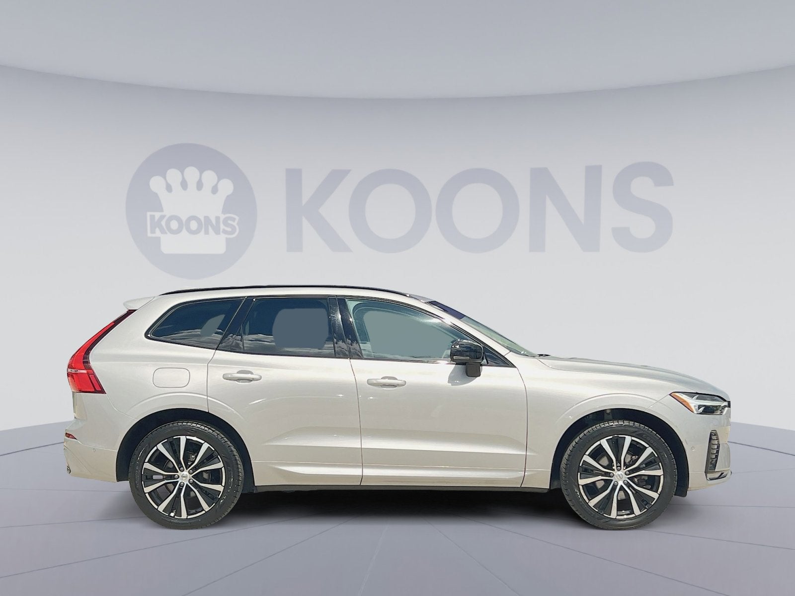 2023 Volvo XC60 B5 Plus Dark Theme