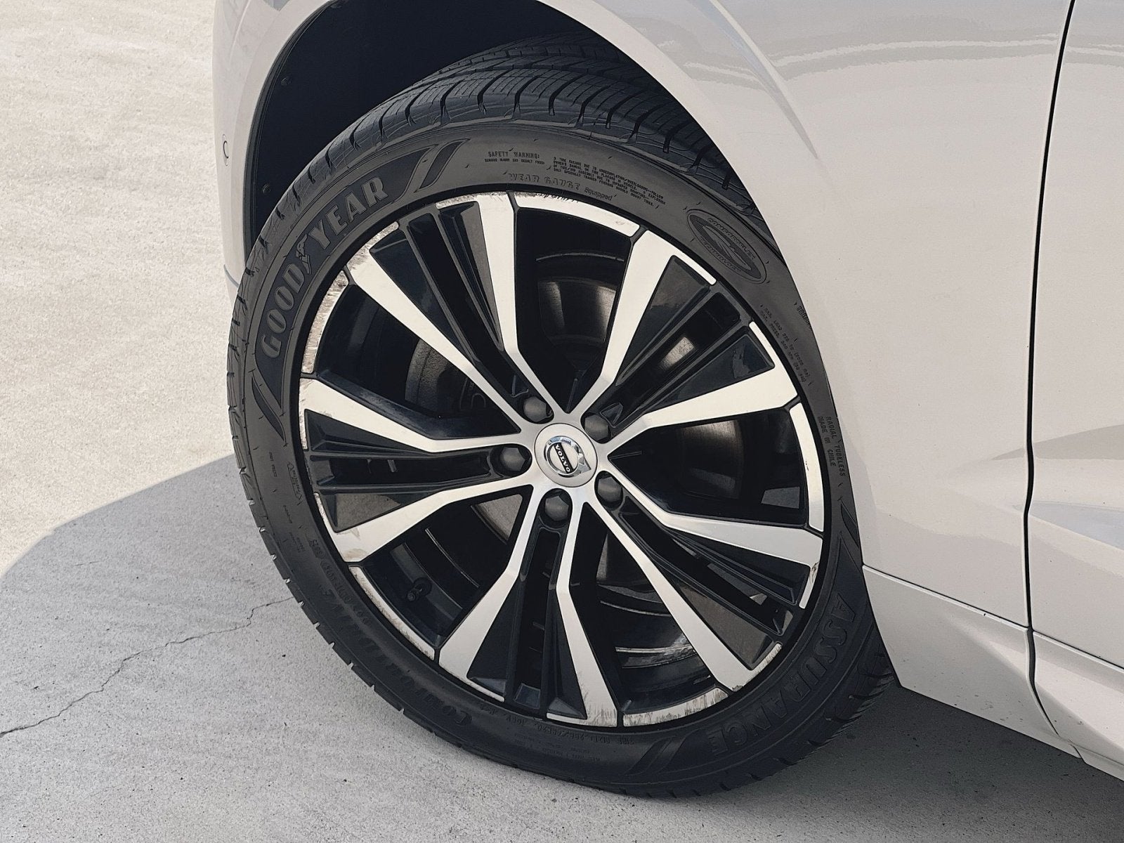 2023 Volvo XC60 B5 Plus Dark Theme