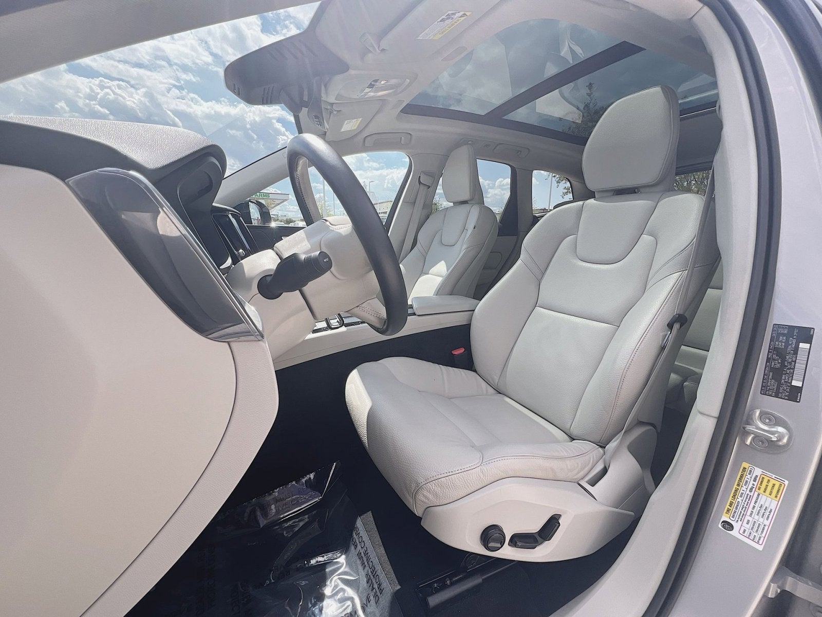 2023 Volvo XC60 B5 Plus Dark Theme
