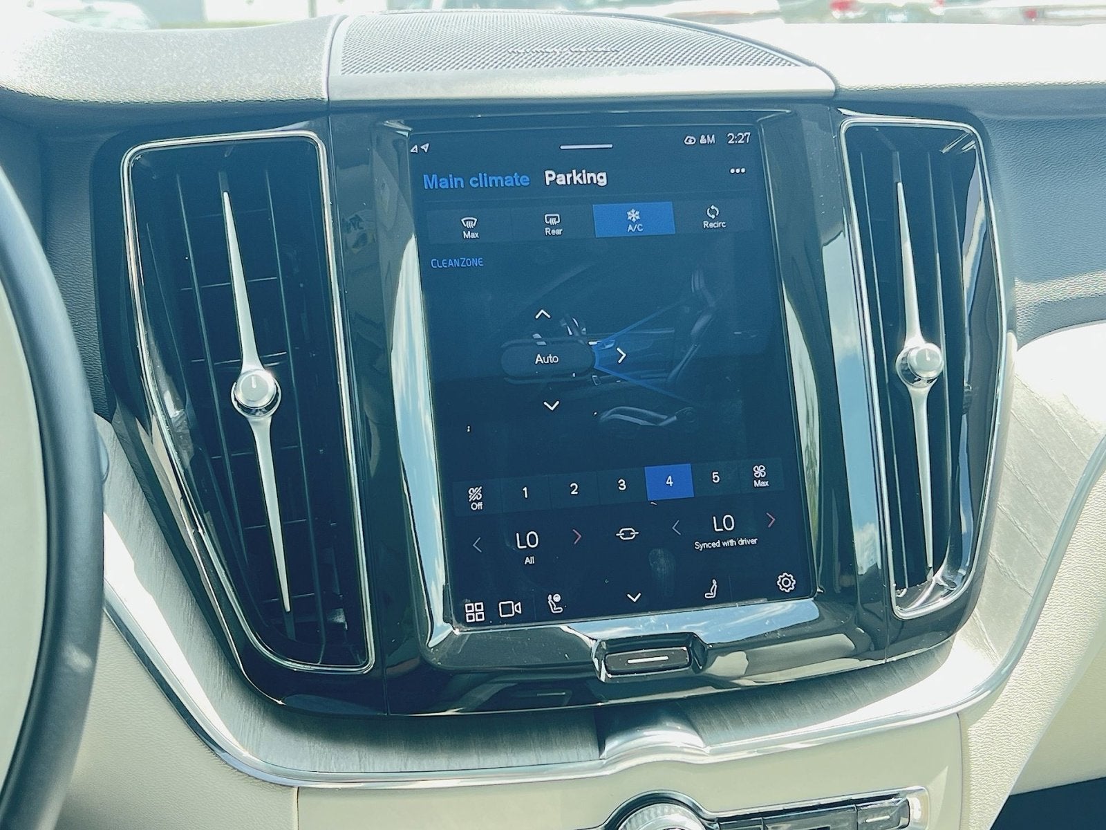 2023 Volvo XC60 B5 Plus Dark Theme