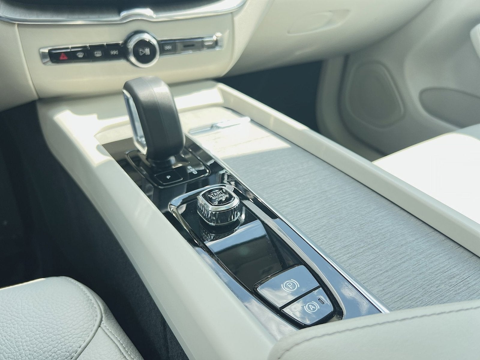 2023 Volvo XC60 B5 Plus Dark Theme