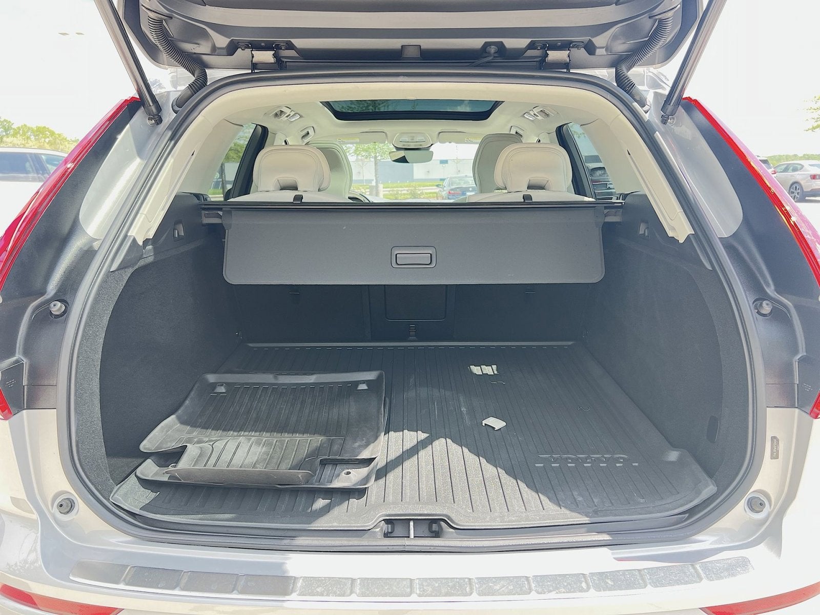 2023 Volvo XC60 B5 Plus Dark Theme