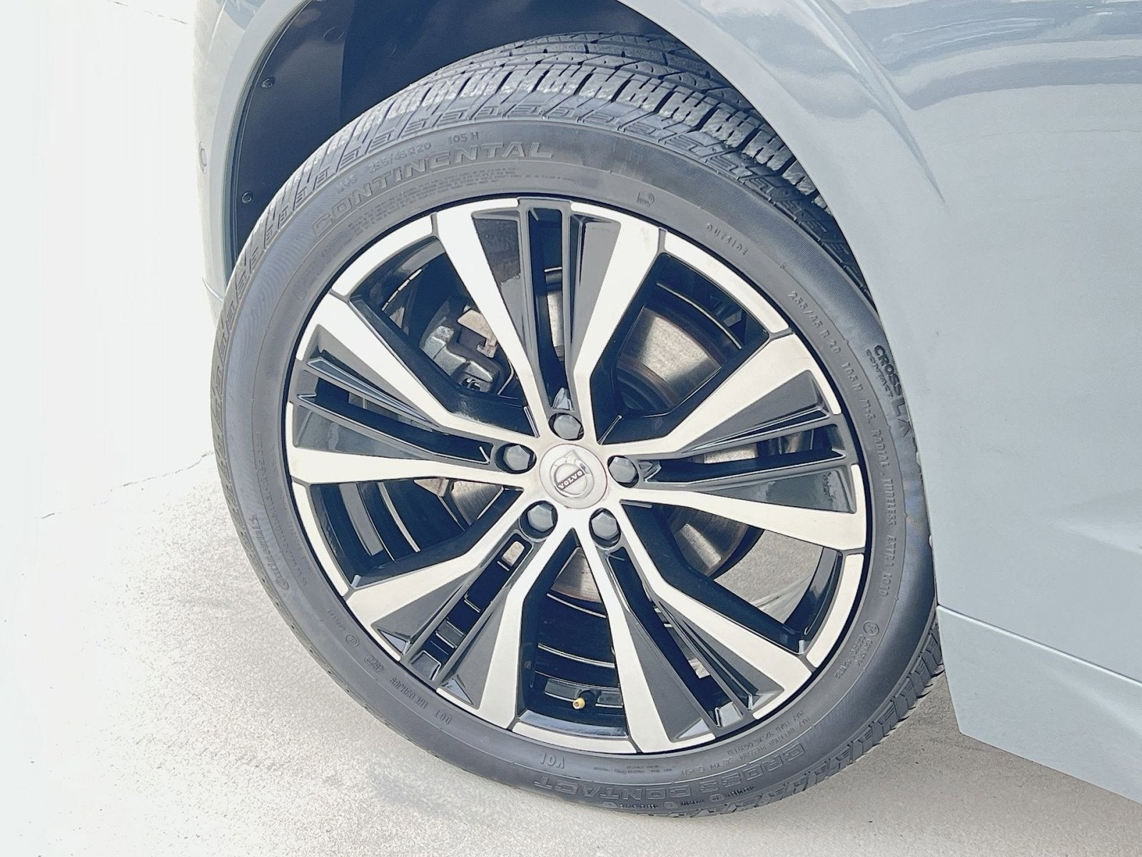 2023 Volvo XC60 B5 Plus Dark Theme