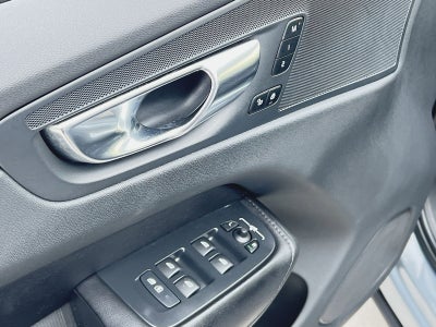 2023 Volvo XC60 B5 Plus Dark Theme