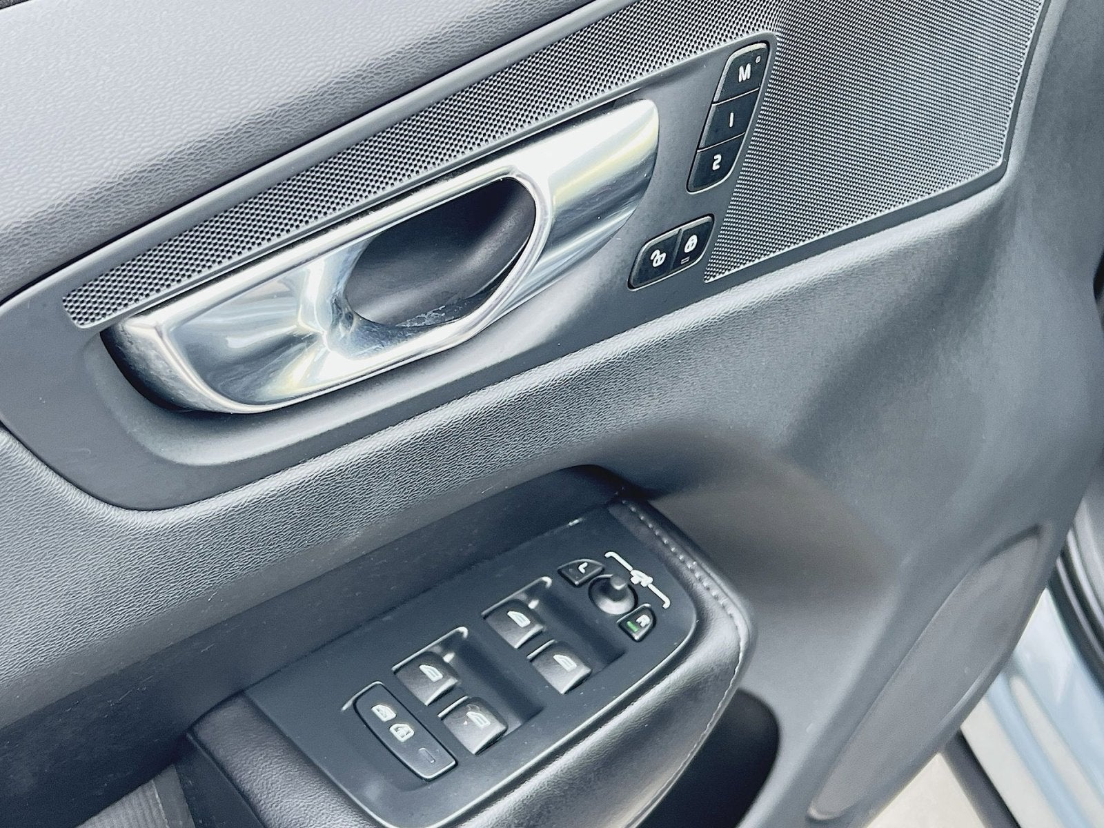 2023 Volvo XC60 B5 Plus Dark Theme